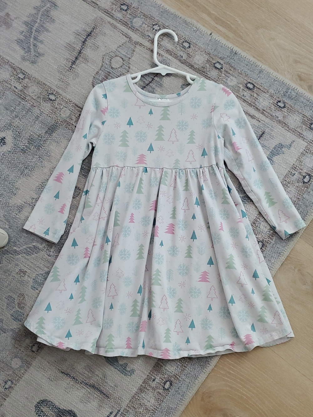 Stitchy Fish Girls Winter Wonderland Dress Trees Snowflakes Sz5